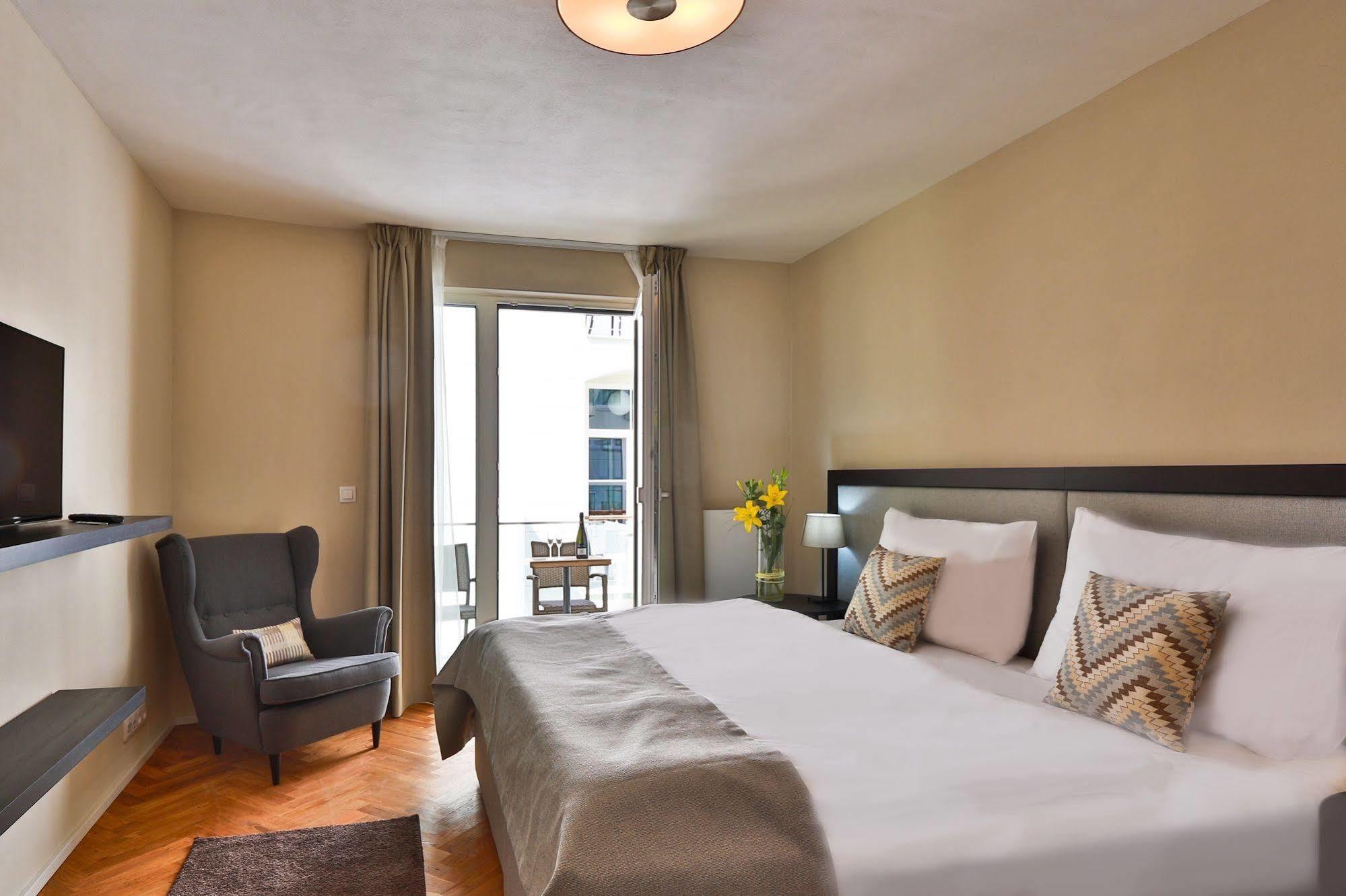 James Hotel & Apartments Прага Екстериор снимка