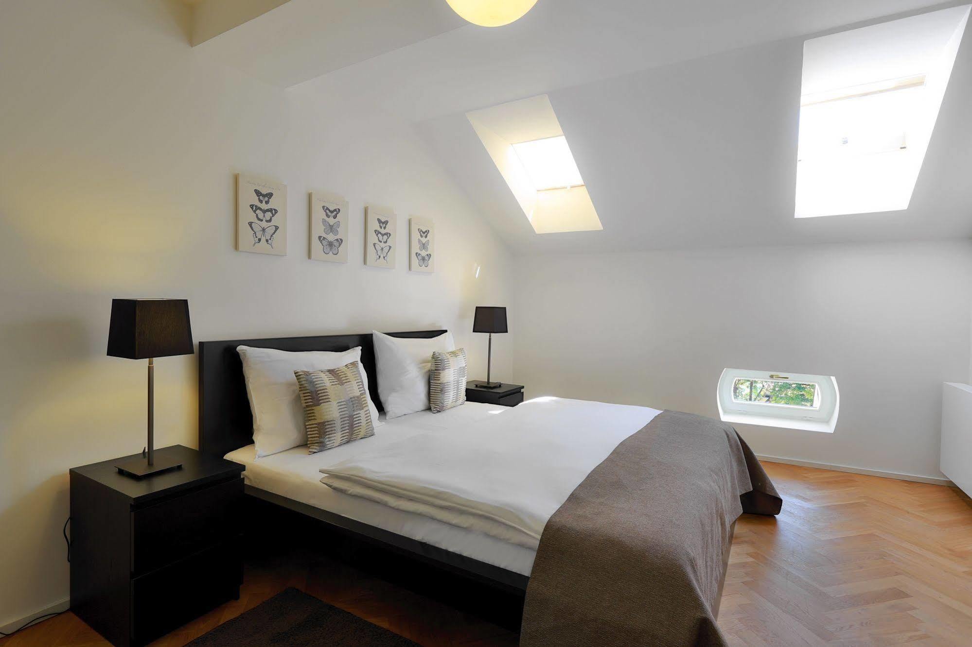 James Hotel & Apartments Прага Екстериор снимка