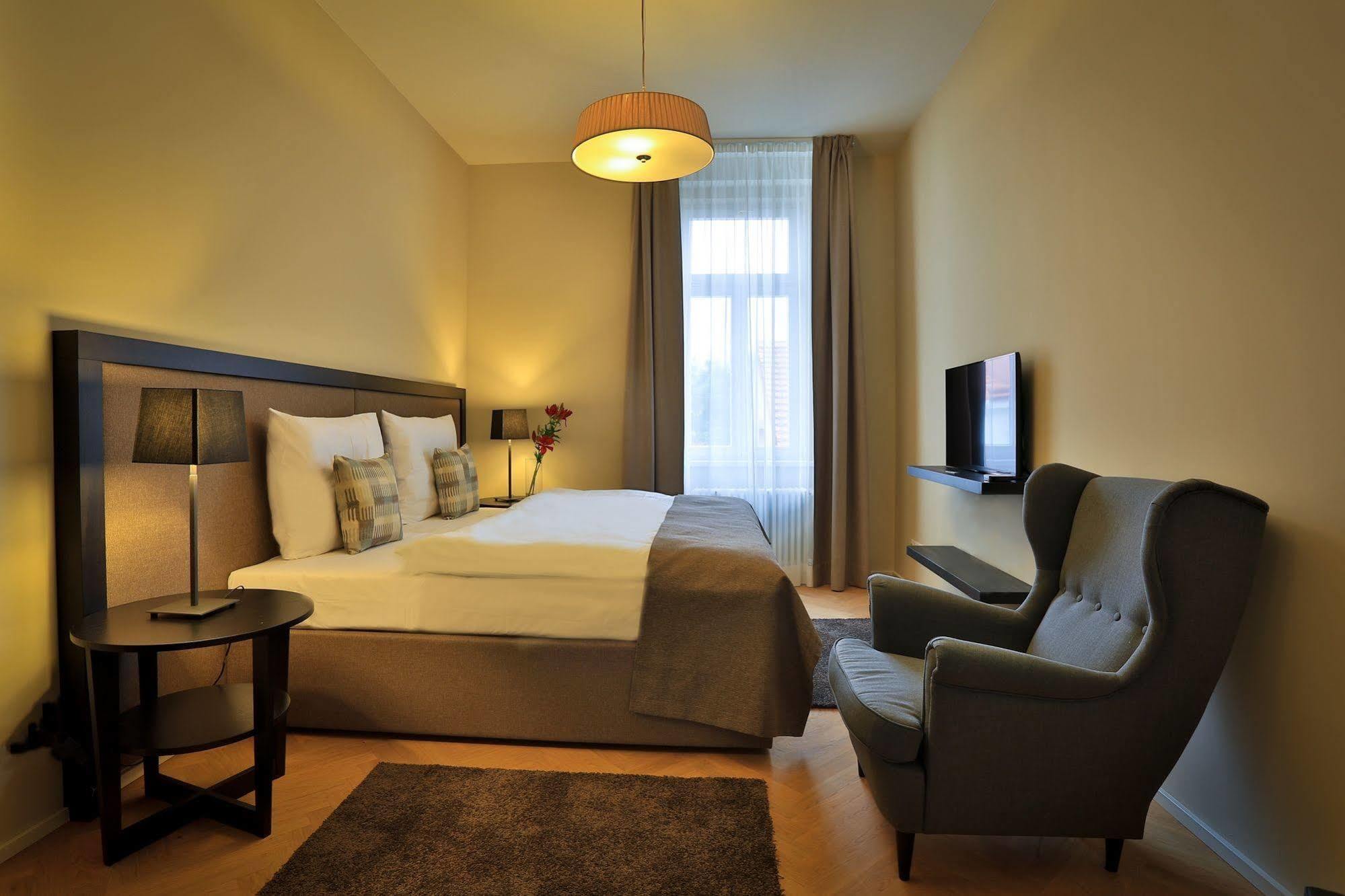 James Hotel & Apartments Прага Екстериор снимка