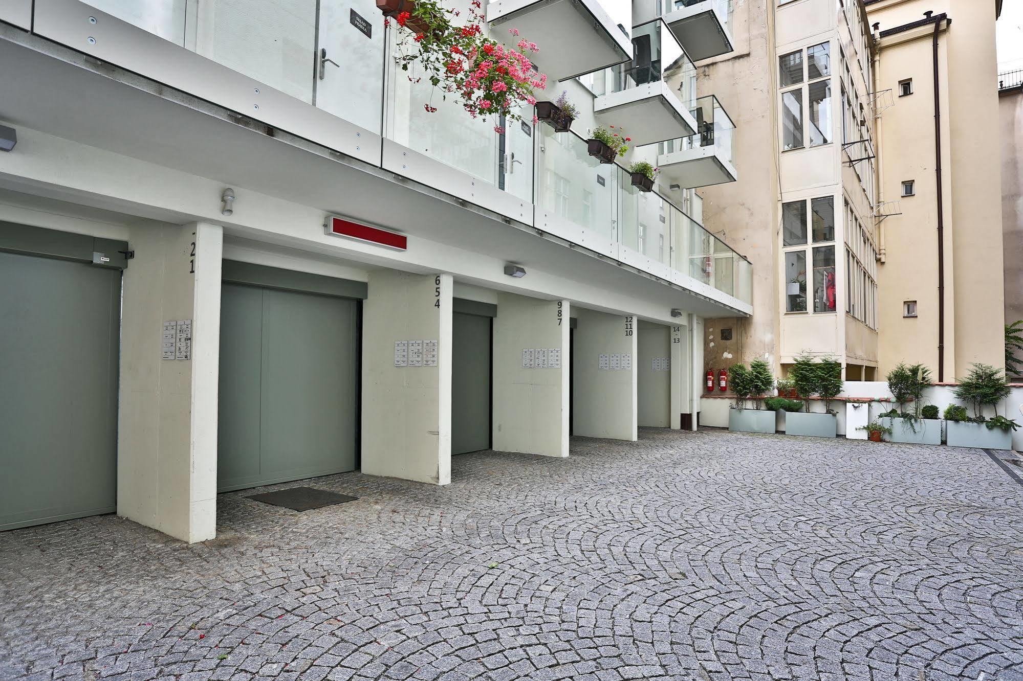 James Hotel & Apartments Прага Екстериор снимка
