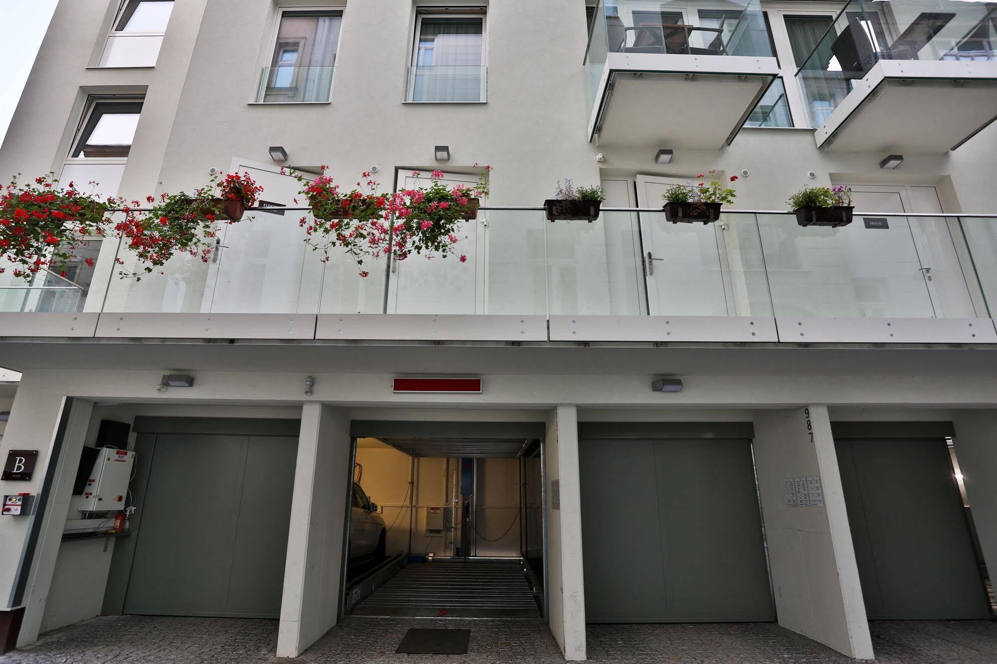James Hotel & Apartments Прага Екстериор снимка