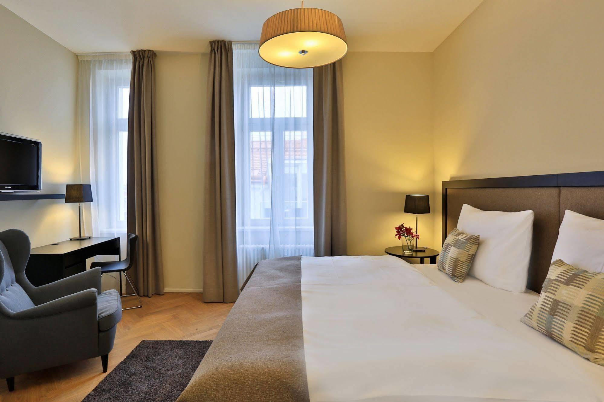 James Hotel & Apartments Прага Екстериор снимка