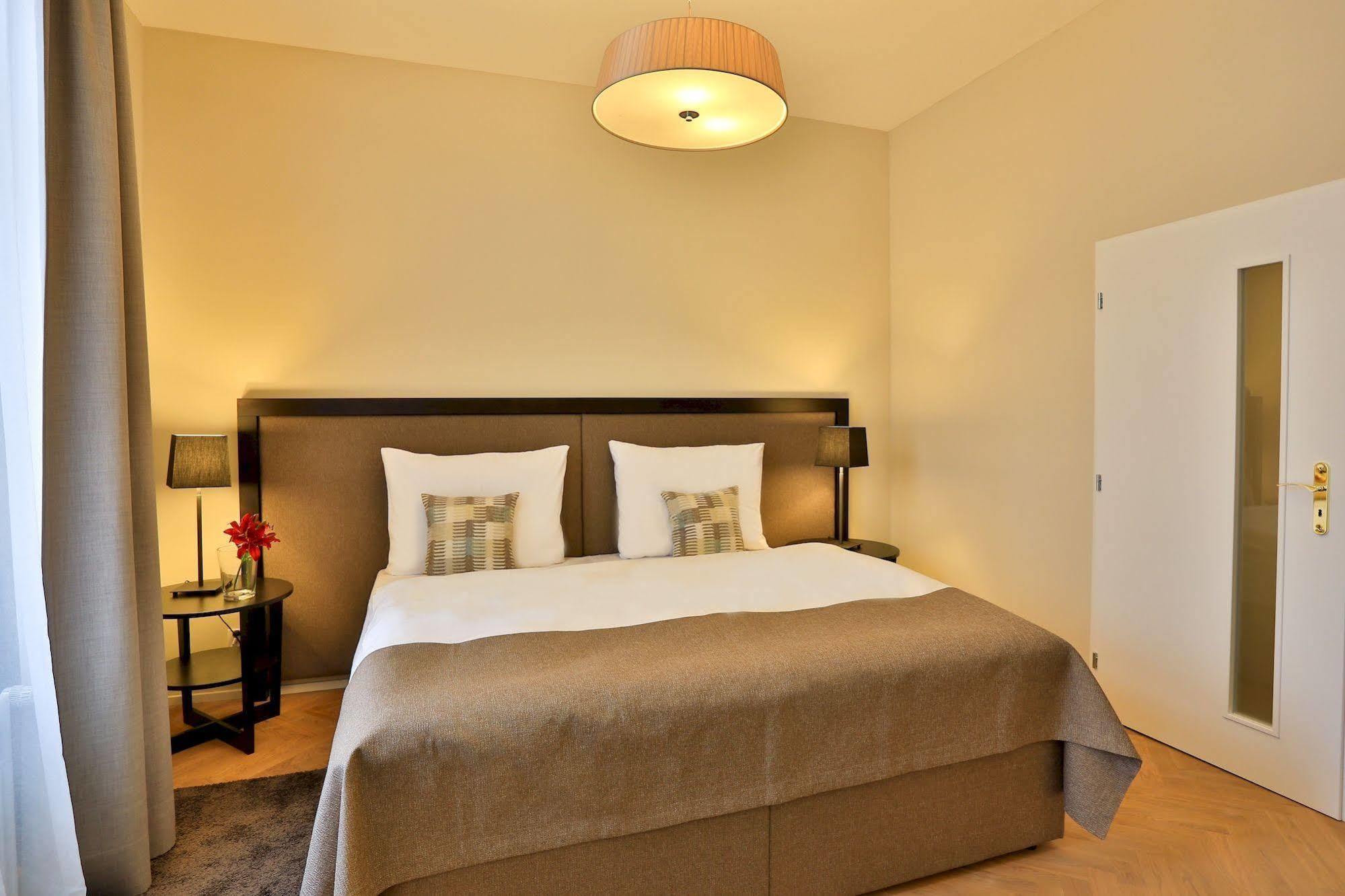 James Hotel & Apartments Прага Екстериор снимка