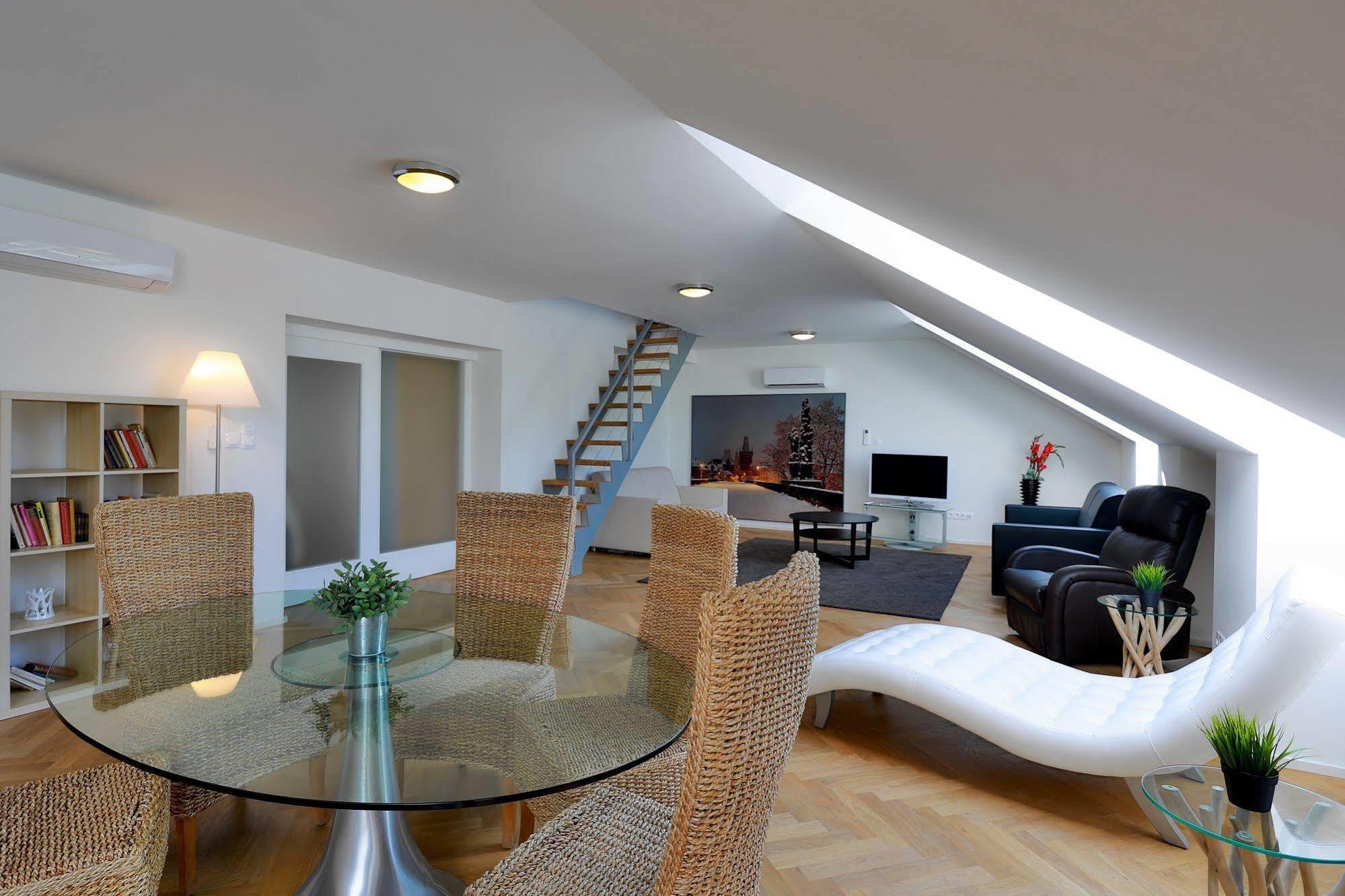 James Hotel & Apartments Прага Екстериор снимка